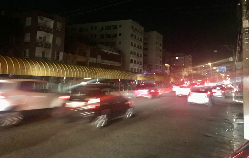 Ruas eram iluminadas somente pelos faróis de carros, ônibus e lotações