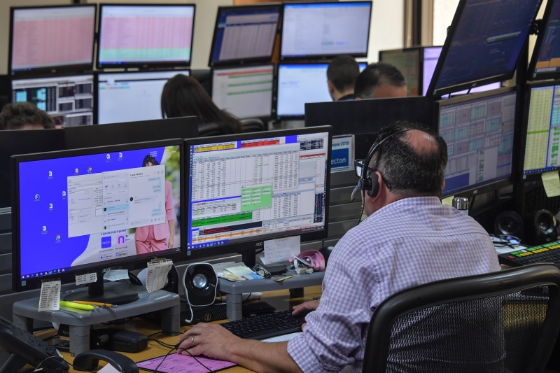 No ano, Ibovespa volta a terreno positivo, agora em avanço de 1,00% em 2021