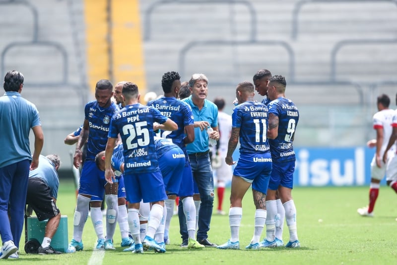 Renato cobrou decisão dos dirigentes do futebol sobre parar jogos e ameaçou com greve