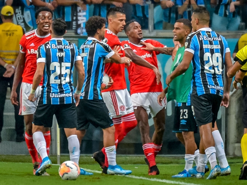 No primeiro confronto da libertadores, Arena foi palco de confronto com brigas e empate