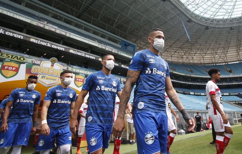 Um dos últimos jogos do Gauchão em 15 de março teve protesto dos gremistas com máscara