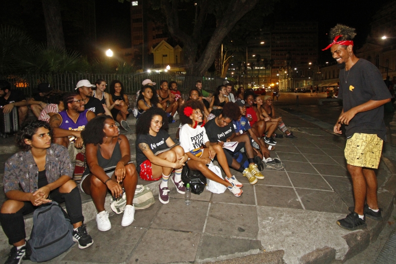 Suspensas após a pandemia de coronavírus, batalhas de poesia levam multidões a espaços públicos