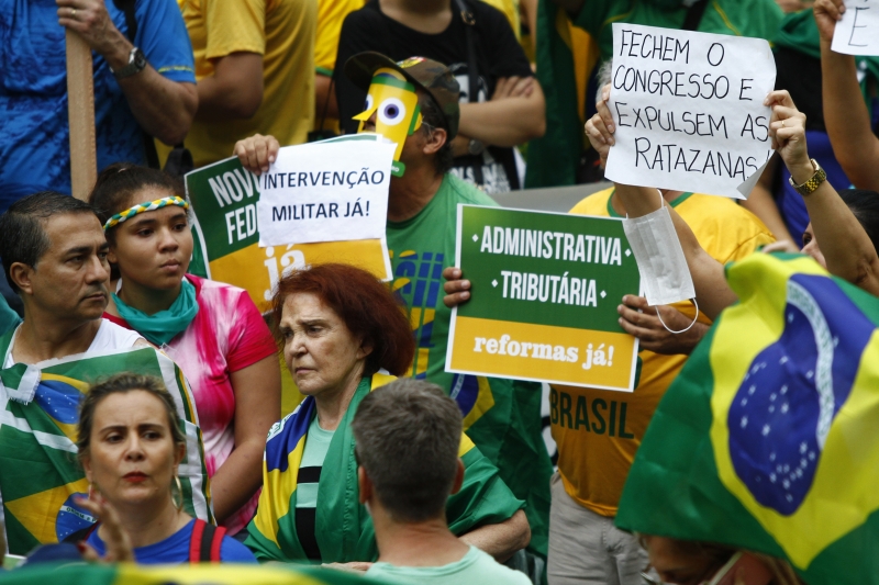 {'nm_midia_inter_thumb1':'https://www.jornaldocomercio.com/_midias/jpg/2020/03/15/206x137/1_nc150320_protestobolso__32_-9011507.jpg', 'id_midia_tipo':'2', 'id_tetag_galer':'', 'id_midia':'5e6e9009a1eb5', 'cd_midia':9011507, 'ds_midia_link': 'https://www.jornaldocomercio.com/_midias/jpg/2020/03/15/nc150320_protestobolso__32_-9011507.jpg', 'ds_midia': 'Protestos pr&oacute;-Bolsonaro Parc&atilde;o. ', 'ds_midia_credi': 'N&Iacute;COLAS CHIDEM/JC', 'ds_midia_titlo': 'Protestos pr&oacute;-Bolsonaro Parc&atilde;o. ', 'cd_tetag': '1', 'cd_midia_w': '800', 'cd_midia_h': '533', 'align': 'Left'}