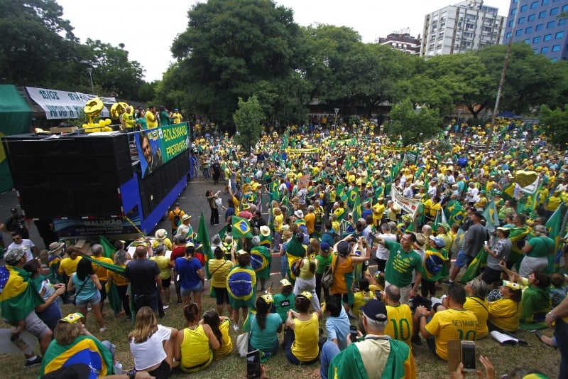 Apesar da orientação para evitar aglomerações, manifestantes se concentraram no Parcão