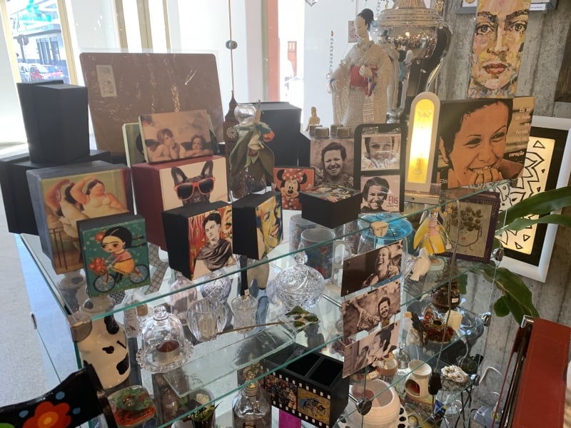 {'nm_midia_inter_thumb1':'https://www.jornaldocomercio.com/_midias/jpg/2020/03/17/206x137/1_img_0910-9013178.jpg', 'id_midia_tipo':'2', 'id_tetag_galer':'', 'id_midia':'5e70cbcb7529d', 'cd_midia':9013178, 'ds_midia_link': 'https://www.jornaldocomercio.com/_midias/jpg/2020/03/17/img_0910-9013178.jpg', 'ds_midia': 'Arteloja, com itens tem&aacute;ticos exclusivos de artistas e designers ga&uacute;chos', 'ds_midia_credi': 'IVAN MATTOS/ESPECIAL/JC', 'ds_midia_titlo': 'Arteloja, com itens tem&aacute;ticos exclusivos de artistas e designers ga&uacute;chos', 'cd_tetag': '1', 'cd_midia_w': '800', 'cd_midia_h': '600', 'align': 'Left'}