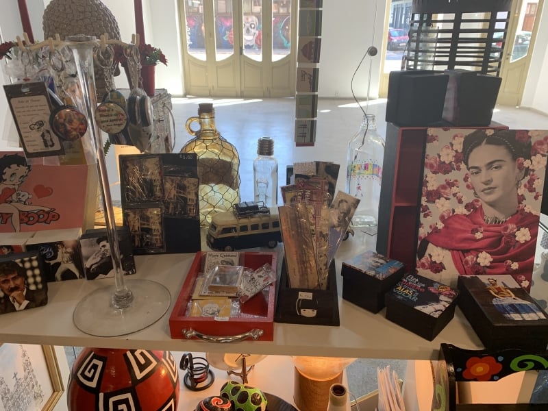 {'nm_midia_inter_thumb1':'https://www.jornaldocomercio.com/_midias/jpg/2020/03/17/206x137/1_img_0911__1_-9013179.jpg', 'id_midia_tipo':'2', 'id_tetag_galer':'', 'id_midia':'5e70cbcb7529d', 'cd_midia':9013179, 'ds_midia_link': 'https://www.jornaldocomercio.com/_midias/jpg/2020/03/17/img_0911__1_-9013179.jpg', 'ds_midia': 'Arteloja, dentro da Casa de Cultura Mario Quintana, com itens tem&aacute;ticos exclusivos de artistas e designers ga&uacute;chos', 'ds_midia_credi': 'IVAN MATTOS/ESPECIAL/JC', 'ds_midia_titlo': 'Arteloja, dentro da Casa de Cultura Mario Quintana, com itens tem&aacute;ticos exclusivos de artistas e designers ga&uacute;chos', 'cd_tetag': '1', 'cd_midia_w': '800', 'cd_midia_h': '600', 'align': 'Left'}