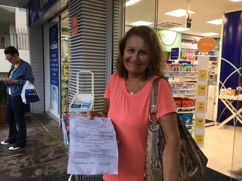 {'nm_midia_inter_thumb1':'https://www.jornaldocomercio.com/_midias/jpg/2020/03/18/206x137/1_290c2cb1_2489_4881_b61f_e29dc598c029-9015758.jpg', 'id_midia_tipo':'2', 'id_tetag_galer':'', 'id_midia':'5e721fc4b146d', 'cd_midia':9015758, 'ds_midia_link': 'https://www.jornaldocomercio.com/_midias/jpg/2020/03/18/290c2cb1_2489_4881_b61f_e29dc598c029-9015758.jpg', 'ds_midia': 'Maria Christina Basso, 59 anos, veterin&aacute;ria de forma&ccedil;&atilde;o e ,atualmente, desempregada. Esperou quase 2h30min na fila da panvel do Parc&atilde;o.', 'ds_midia_credi': 'Louren&ccedil;o Marchesan/ Especial/ JC', 'ds_midia_titlo': 'Maria Christina Basso, 59 anos, veterin&aacute;ria de forma&ccedil;&atilde;o e ,atualmente, desempregada. Esperou quase 2h30min na fila da panvel do Parc&atilde;o.', 'cd_tetag': '1', 'cd_midia_w': '800', 'cd_midia_h': '600', 'align': 'Left'}