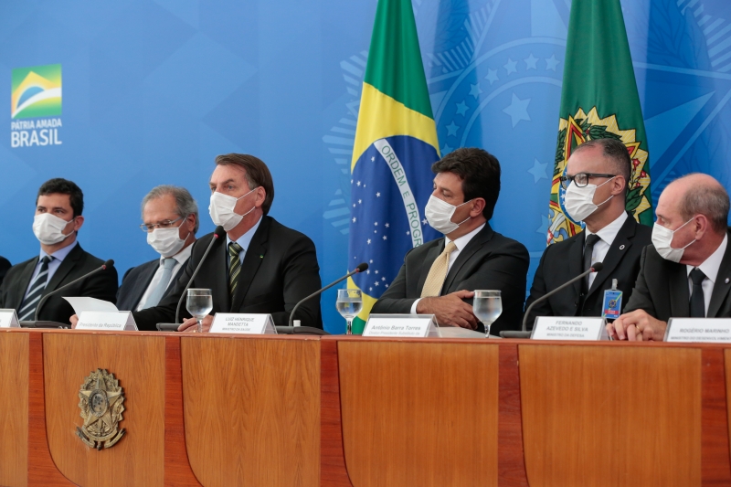 De máscara, Jair Bolsonaro conduziu entrevista coletiva sobre pandemia