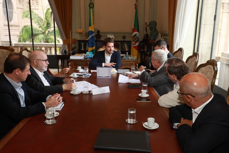Reunido com secretários e presidentes de bancos, Eduardo Leite quer fazer movimentos maiores