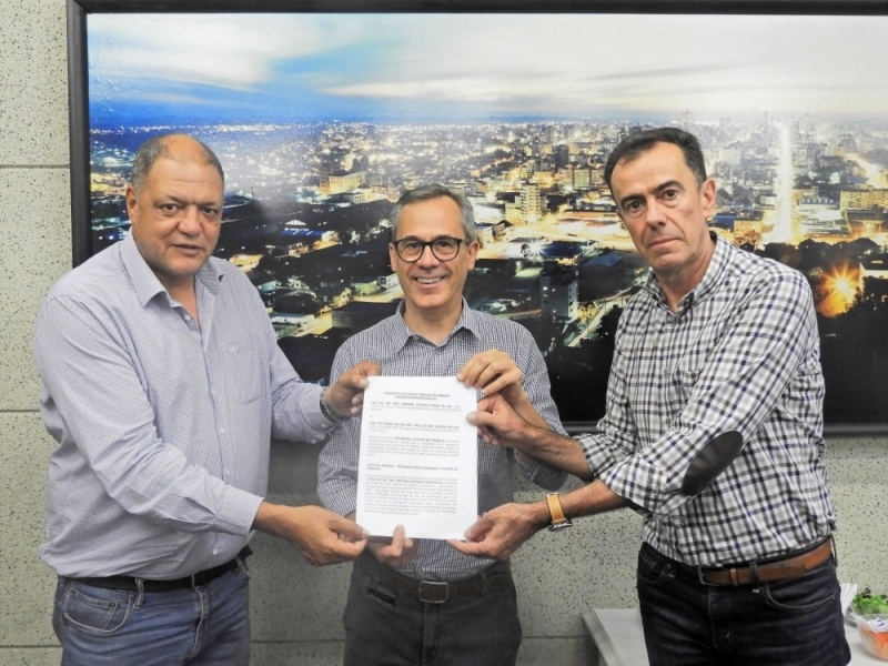 Melo (e) e Spanholi (d) com representante da secretaria do Trabalho do Ministério da Economia
