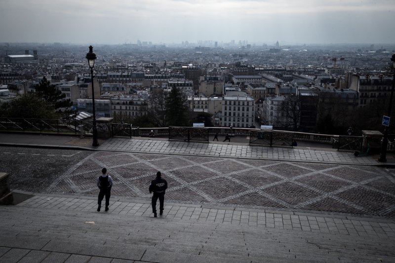 O primeiro a ser detido, em Pas-de-Calais, fazia parte de um grupo de pessoas tomando álcool na rua