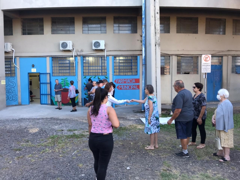 Filas marcaram a largada na vacinação e as pessoas foram organizadas para aguardar na área externa 