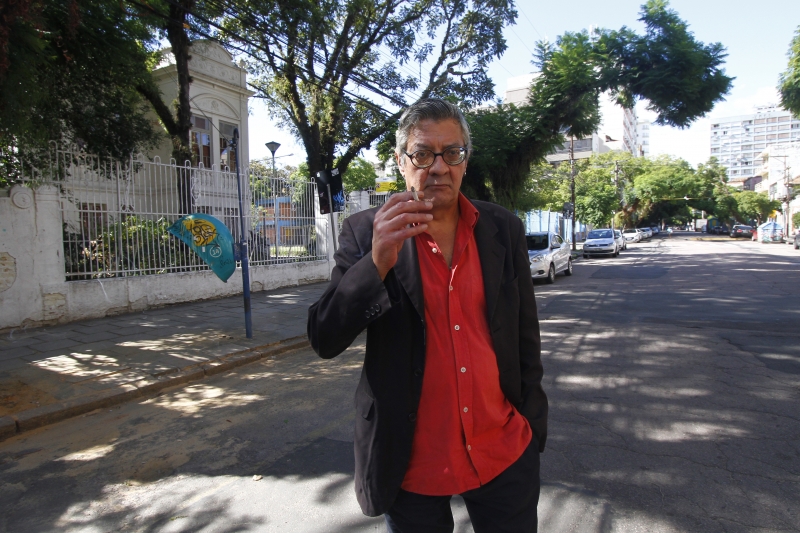 Músico em frente ao Winston Churchill, onde tem início a lenda do delinquente Pé na Cova, terror dos líderes de gangue na cidade