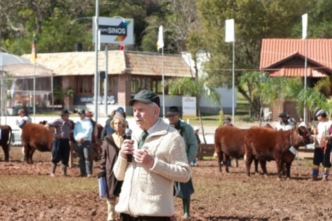 Cirne Lima julgou em exposições pecuárias no Brasil e no exterior