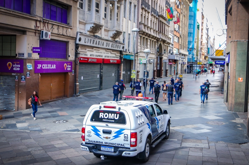 Várias cidades determinaram o fechamento de lojas para tentar conter o avanço do coronavírus
