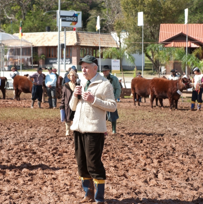 Cirne Lima julgou em exposições pecuárias no Brasil e no exterior