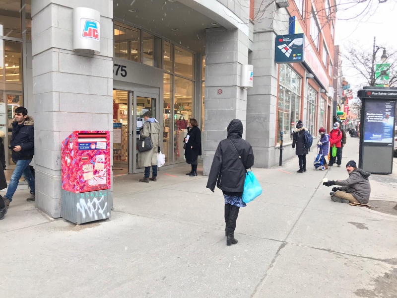 Canadenses fazem fila em farmácia de Montreal, no Canadá, em busca de álcool gel, luvas e máscaras