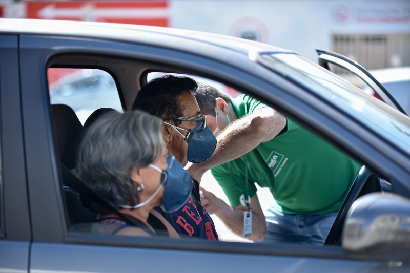 Para pessoas com menos de 80 anos, a vacina é aplicada em drive thru, farmácias e postos de saúde