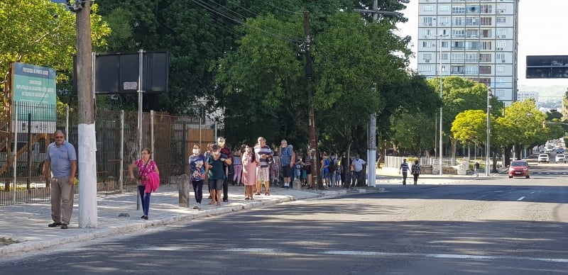 No posto de saúde modelo, idosos formaram fila nesta manhã para a vacinação