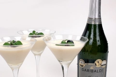 Vá em frente, sirva uma dose de alegria em sua casa.