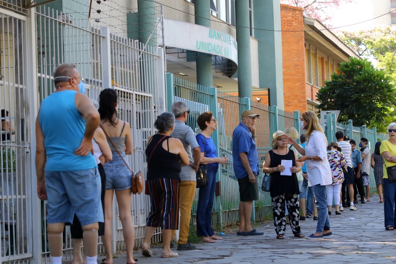 Filas marcaram o primeiro dia de imunização em Porto Alegre