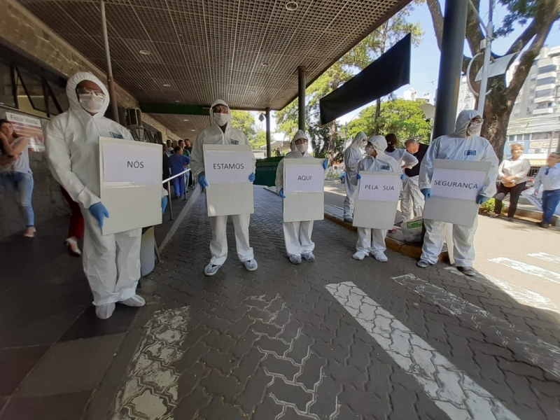Coronavírus - protesto por falta de material de EPIs em hospitais - Hospital Conceição em Porto Alegre