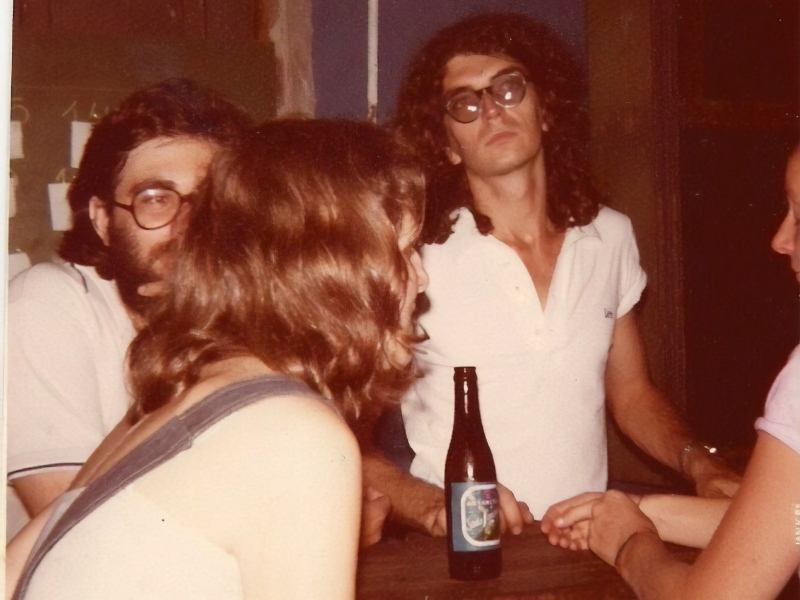 Fiapo Barth (à direita) é o único dos fundadores do bar a seguir tocando o negócio