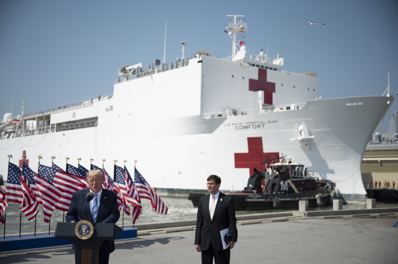 Trump fez o pronunciamento diante do navio-hospital da Marinha que está sendo enviado para Nova York
