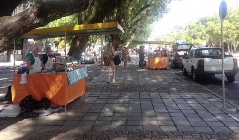 {'nm_midia_inter_thumb1':'https://www.jornaldocomercio.com/_midias/jpg/2020/03/29/206x137/1_coronavirus_feira_ecologica_jose_bonifacio_sem_produtores_jornal_do_comercio__2_-9025333.jpg', 'id_midia_tipo':'2', 'id_tetag_galer':'', 'id_midia':'5e813b297ad48', 'cd_midia':9025333, 'ds_midia_link': 'https://www.jornaldocomercio.com/_midias/jpg/2020/03/29/coronavirus_feira_ecologica_jose_bonifacio_sem_produtores_jornal_do_comercio__2_-9025333.jpg', 'ds_midia': 'Coronav&iacute;rus - impacto em feiras de org&acirc;nicos em Porto Alegre - decreto prefeitura impede que agricultores de fora vendam produtos nas feiras ao ar livre - Feiras de org&acirc;nicos (Feira Ecol&oacute;gica do Bom Fim) na rua Jos&eacute; Bonif&aacute;cio vazia', 'ds_midia_credi': 'ANAHI FROS/DIVULGA&Ccedil;&Atilde;O/JC', 'ds_midia_titlo': 'Coronav&iacute;rus - impacto em feiras de org&acirc;nicos em Porto Alegre - decreto prefeitura impede que agricultores de fora vendam produtos nas feiras ao ar livre - Feiras de org&acirc;nicos (Feira Ecol&oacute;gica do Bom Fim) na rua Jos&eacute; Bonif&aacute;cio vazia', 'cd_tetag': '1', 'cd_midia_w': '800', 'cd_midia_h': '468', 'align': 'Left'}