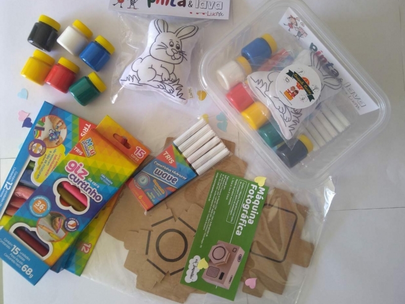 Kit &eacute; composto por materiais como massinha de modelar e giz de cera Foto: LU BRITO/ARQUIVO PESSOAL/JC