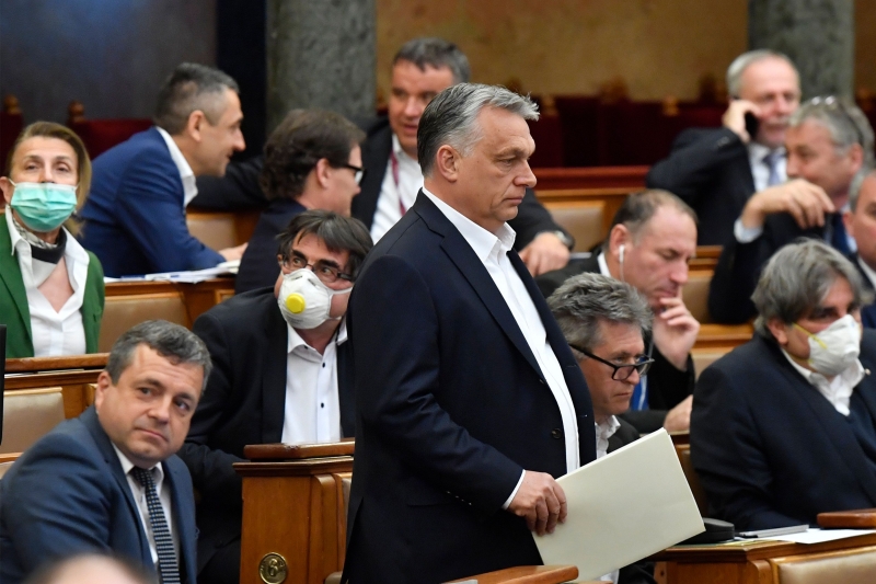 Texto permite a Orbán suspender sessões parlamentares e eleições 