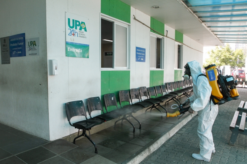 Porto Alegre, RS, 31/03/2020. O Dmlu, a Secretaria Municipal de Serviços Urbanos (SMSUrb) e a empresas: Imunizadora Hoffman realizaram ação conjunta de serviços de pluverização e sanitização de paradas de ônibus, sanitários públicos, Unidades de Saúde e outros espaços. Local: UPA Moacyr Scliar, Av. Assis Brasil.   Foto: Cristine Rochol/PMPA  coronavírus