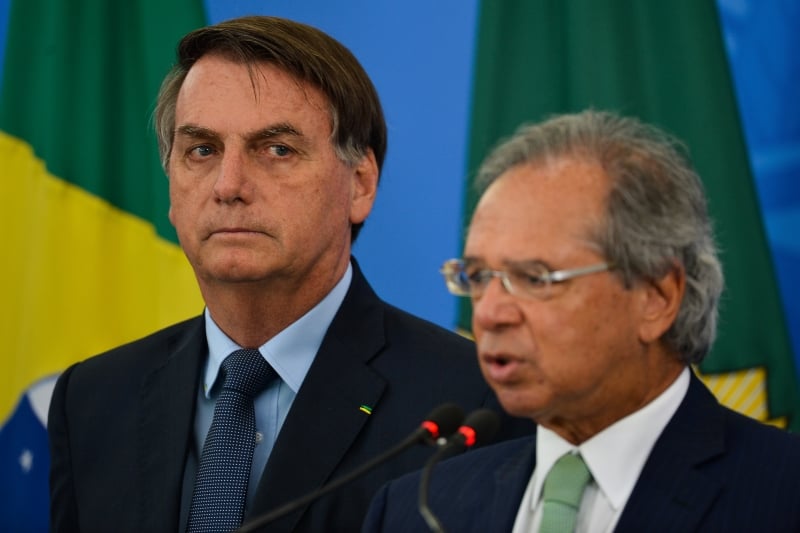 A medida recebeu aval de Bolsonaro (e) e será editada até esta quinta-feira, 2 de abril