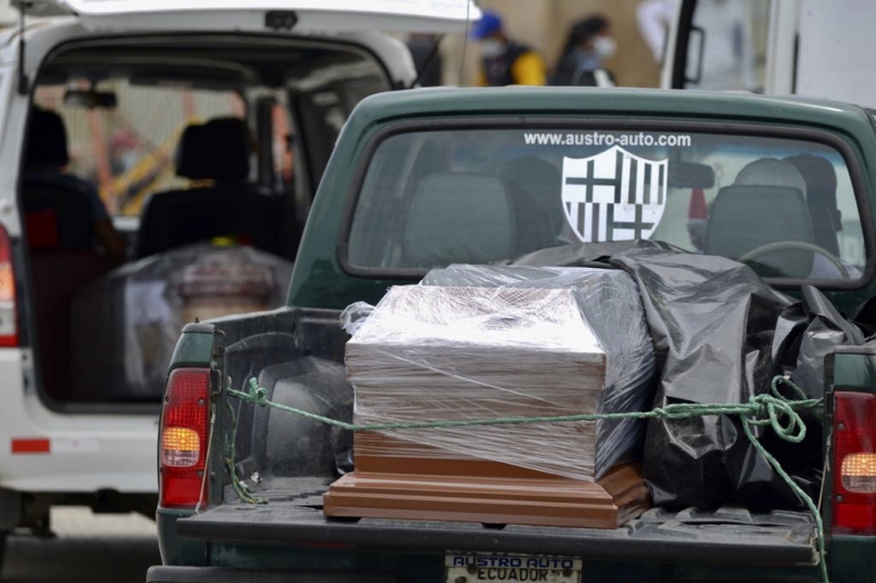 Em Guayaquil, pessoas transportam caixões nos veículos até o cemitério