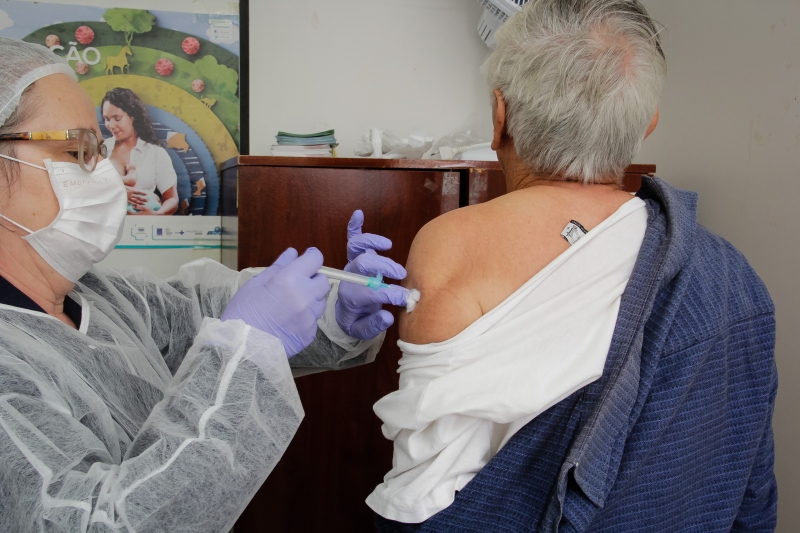 Meta do Ministério da Saúde para vacinar é de 213 mil idosos em Porto Alegre