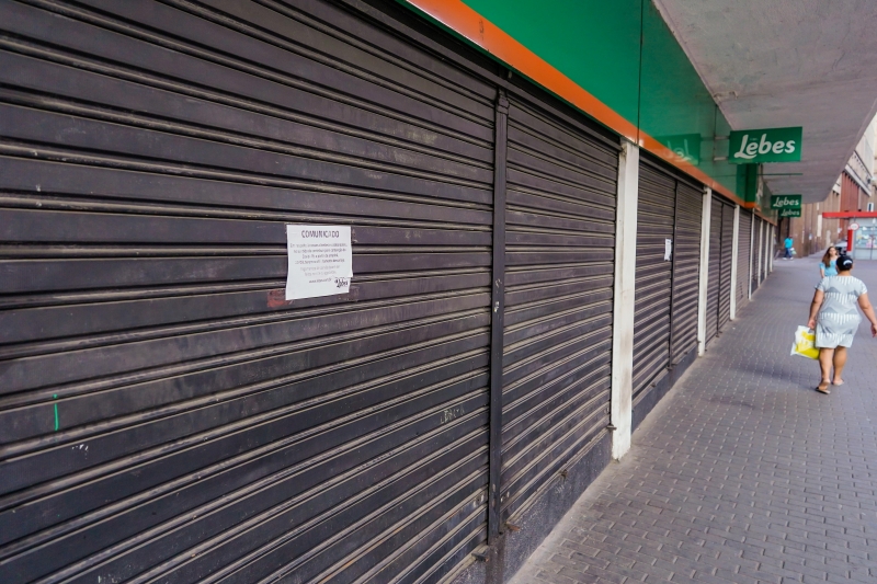 Entidade falou em 'falta de critério na política adotada pelo governo'; lojas não podem abrir até dia 15