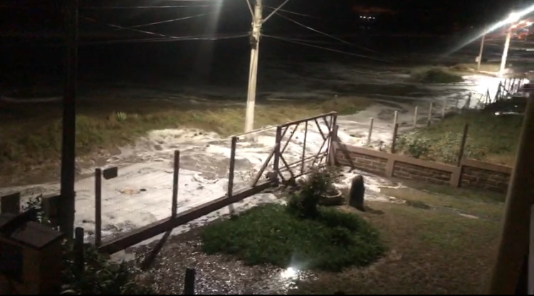 {'nm_midia_inter_thumb1':'https://www.jornaldocomercio.com/_midias/jpg/2020/04/04/206x137/1_ressaca_atinge_mar_torres_jornal_do_comercio2-9030296.jpg', 'id_midia_tipo':'2', 'id_tetag_galer':'', 'id_midia':'5e87fbc769881', 'cd_midia':9030296, 'ds_midia_link': 'https://www.jornaldocomercio.com/_midias/jpg/2020/04/04/ressaca_atinge_mar_torres_jornal_do_comercio2-9030296.jpg', 'ds_midia': 'Torres - ressaca do mar - provoca onda que chegam a resid&ecirc;ncia na praia da Cal - clima ', 'ds_midia_credi': 'NAN&Aacute; HAUSEN/DIVULGA&Ccedil;&Atilde;O/JC', 'ds_midia_titlo': 'Torres - ressaca do mar - provoca onda que chegam a resid&ecirc;ncia na praia da Cal - clima ', 'cd_tetag': '1', 'cd_midia_w': '750', 'cd_midia_h': '416', 'align': 'Left'}