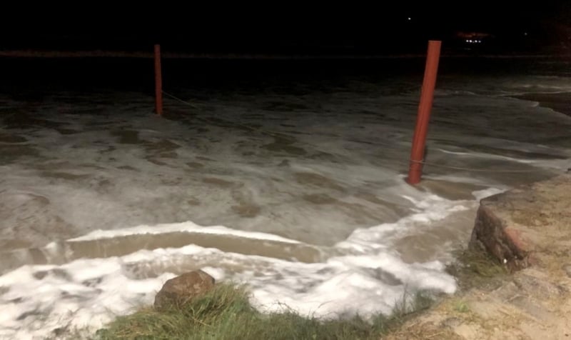 Ondas encobriram área próximo ao calçadão da Praia da Cal onde tem quadra de beach tennis