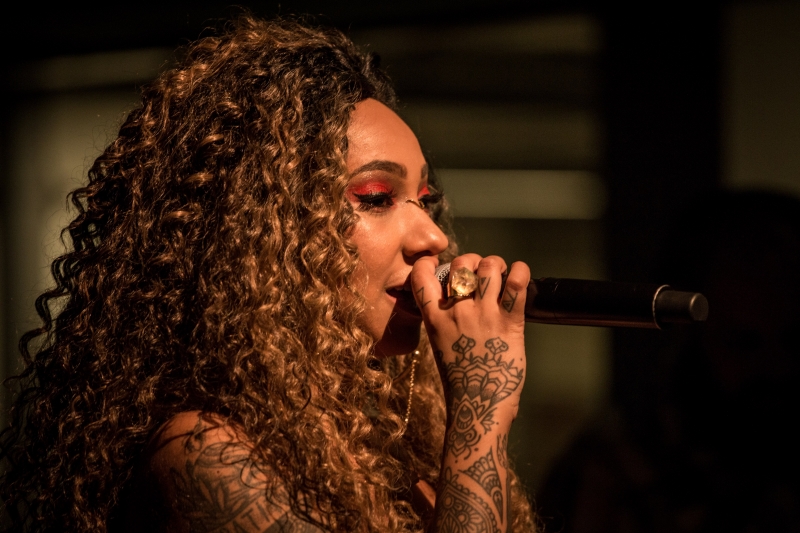 Mel Duarte foi a primeira mulher a vencer o campeonato internacional Rio Poetry Slam
