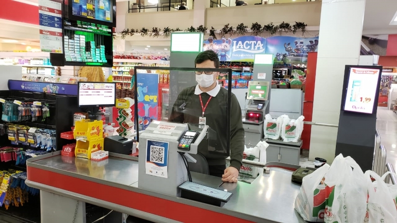 Rede Apolo, da Serra gaúcha, adotou placas de acrílico nos caixas