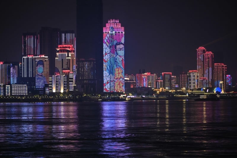 Luzes marcam fim da quarentena em Wuhan, primeira cidade a ter ...