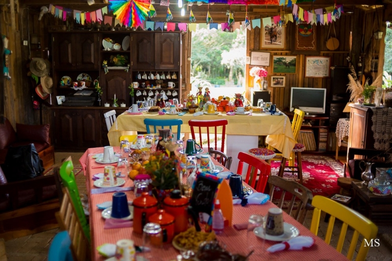 O café da manhã era servido na área interna antes da crise; Gerson da Rocha e Noara Tubino são os empreendedores por trás do empreendimento Foto: Milene Silva Santos/Reprodução/JC
