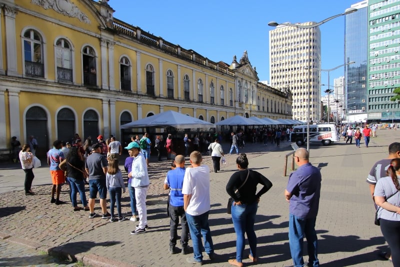 Sem Feira do Peixe este ano devido à pandemia, Mercado Público tem fila para acessar peixarias