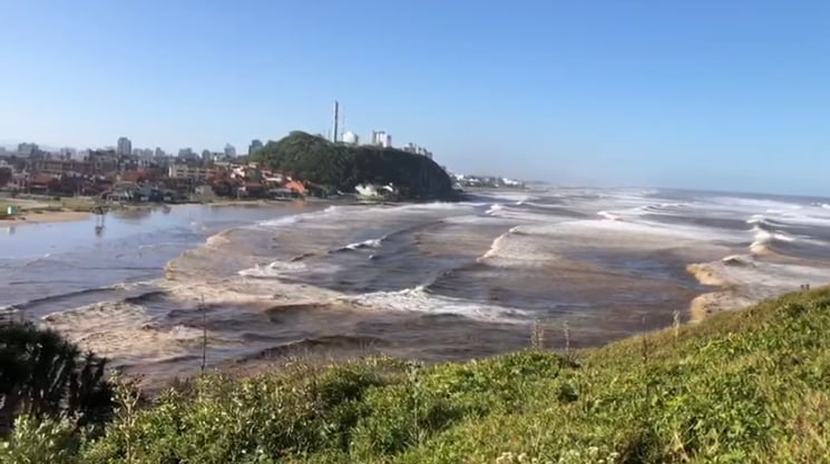 Em Torres, mar agitado cobre a faixa de areia na visão a partir do Morro das Furnas