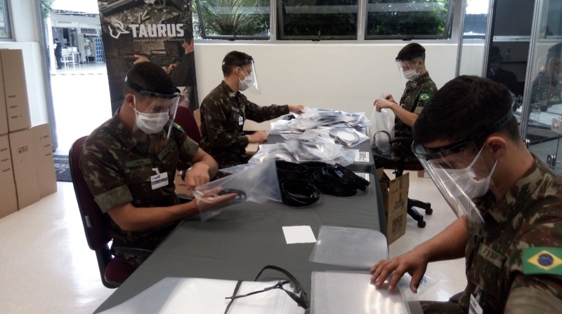 Militares do Exército Brasileiro estão auxiliando no processo de montagem e embalagem