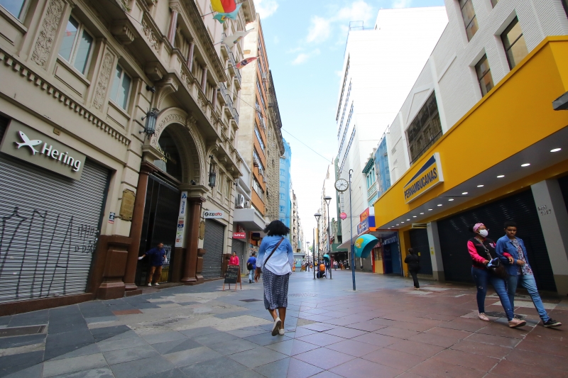 Decreto em vigor em Porto Alegre define que o fechamento das lojas vai até 30 de abril