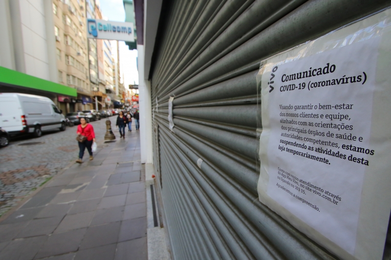 Lojas permanecem de portas fechada em Porto Alegre