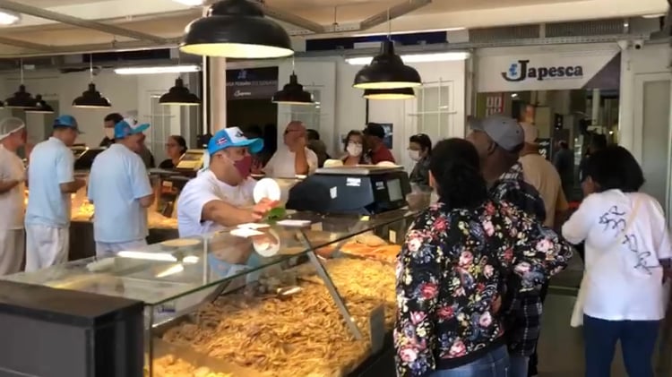Coronavírus - Semana Santa - venda de peixe - Peixaria Japesca - movimento Mercado Público - Porto Alegre
