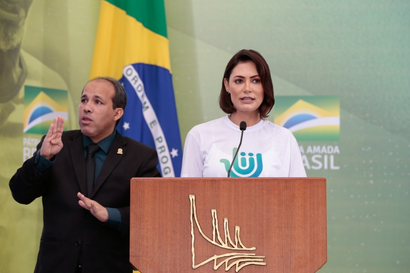 Bolsonaro escolheu o aniversário da primeira-dama, nesta segunda-feira, para sancionar a proposta