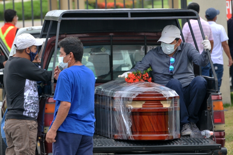 Corpos chegam a ficar dias nas residências por falta de espaço em cemitérios